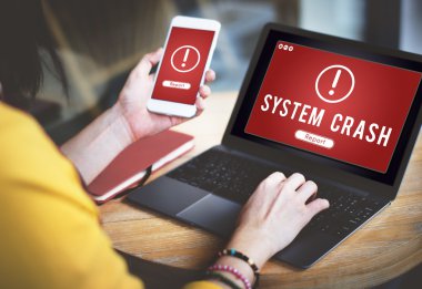 laptop ile çalışan kişi