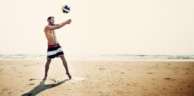 Adam sahilde voleybol oynarken
