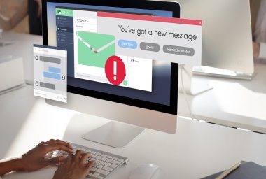 kişi bilgisayar ile çalışma