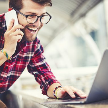 Dijital cihazlar kullanan adam