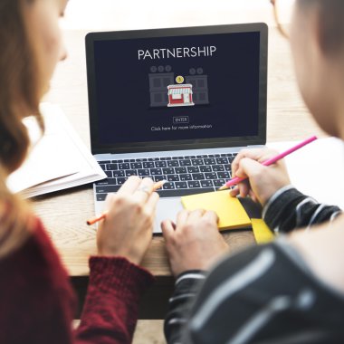 Bilgisayarla çalışma kızlar