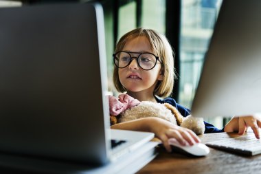 bilgisayar ile oynayan kız