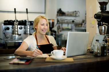 bilgisayar ile çalışan kadın