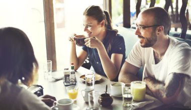 Arkadaşlar kahve içiyor. 