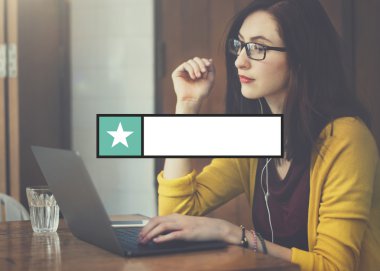 laptop ile çalışan kişi