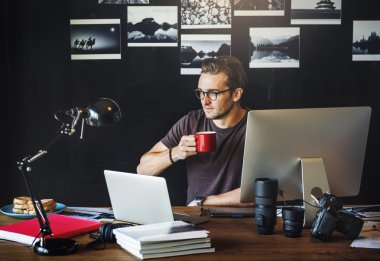 Studio dizüstü bilgisayar ile çalışan fotoğrafçı