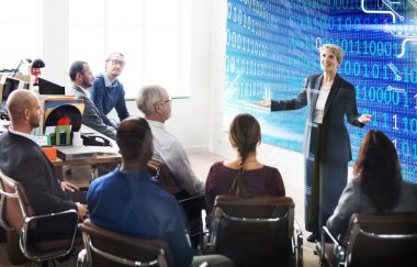 İş arkadaşları birlikte çalışıyor.