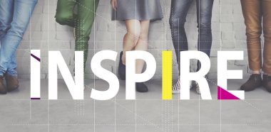 Duvara yakın duran insanlar