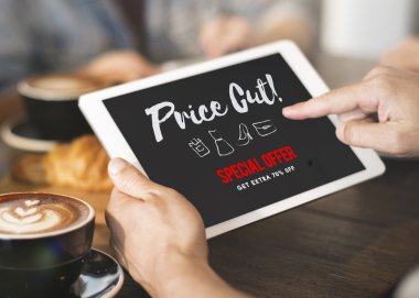 Kafede tablet tutan kişi