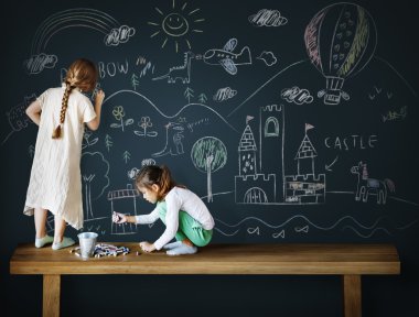 Yazı tahtası üzerinde çizim kızlar