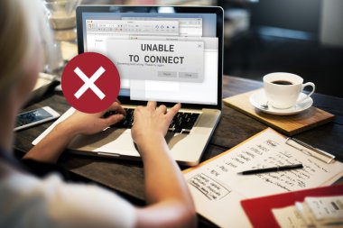 bilgisayar ile çalışan kadın