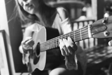 gitar ile kız portresi