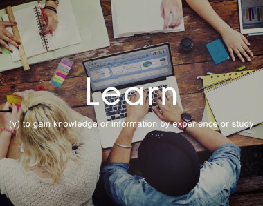 Çalışma için dizüstü bilgisayar kullanan öğrenciler