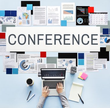 laptop ile çalışan kişi 