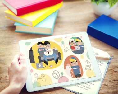 Tablet kullanan adam