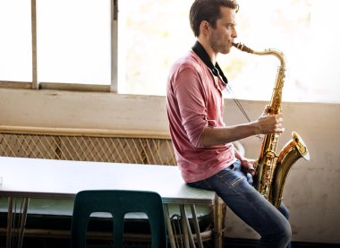 Saksafon üzerinde oynarken müzik sanatçısı