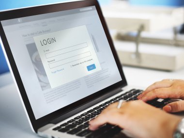 Laptop klavyesinde yazan kişi