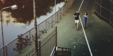 Çift birlikte koşuyor.