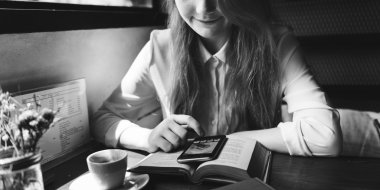 Telefonun ekranında seyir kız