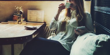 Genç kız içki içecek