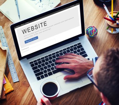 dizüstü bilgisayarda klavyede yazan adam