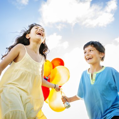 Çocuklar renkli balonlarla oynuyorlar.