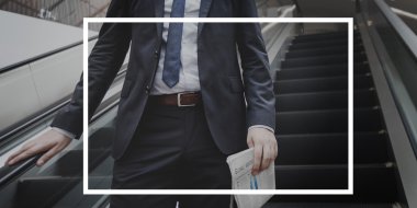  Arka planda yürüyen merdiven üzerinde işadamı