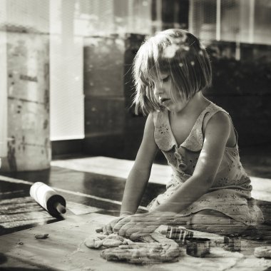 çerez hamur yoğurma kız