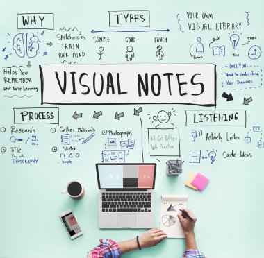 laptop ile çalışan kişi 