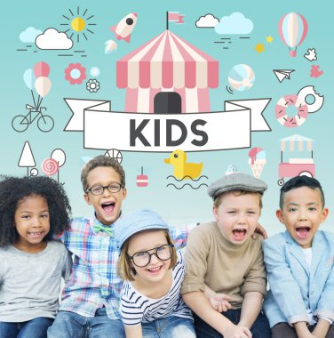 Çocuklar gülüyor ve eğlenin