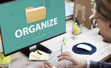 Ofiste çalışan bilgisayar adamla