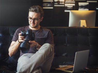 Fotoğrafçı fotoğraf makinesi ile çalışma