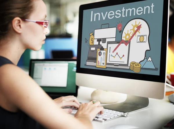 Geschäftsfrau arbeitet mit Investition am Computer — Stockfoto