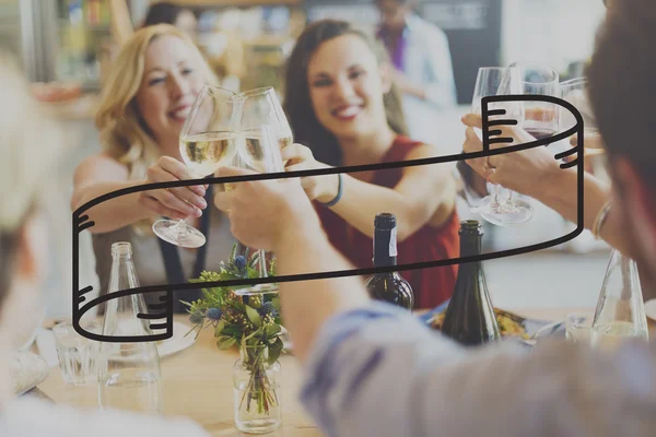 Mulheres felizes Brindar com vinho no restaurante — Fotografia de Stock