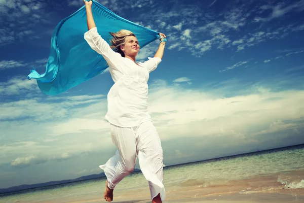 Mulher sentindo-se livre na praia — Fotografia de Stock