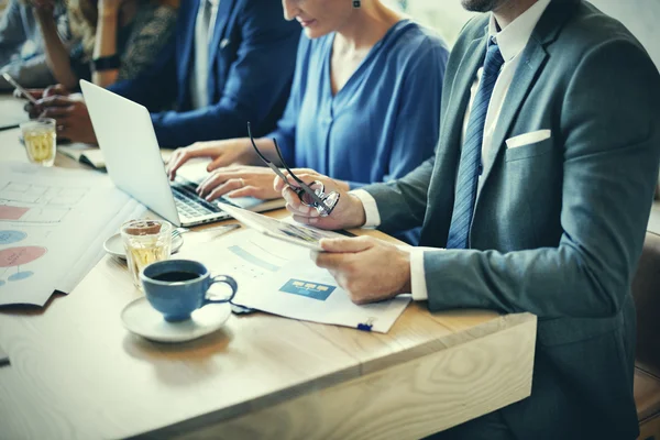 Gli uomini d'affari che lavorano insieme al Meeting — Foto Stock