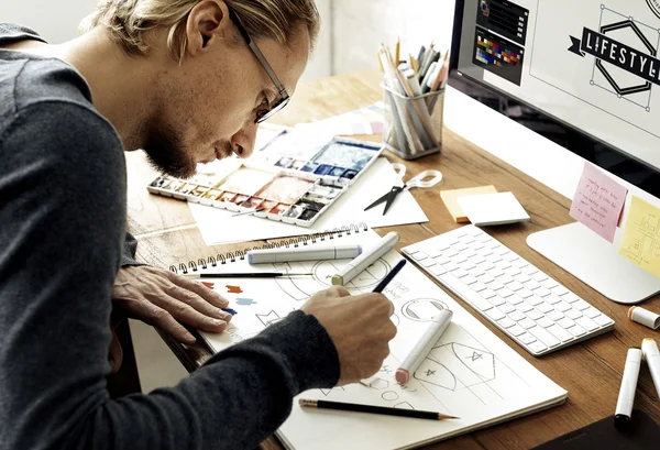 Kunstenaar kleurplaten op het werk — Stockfoto