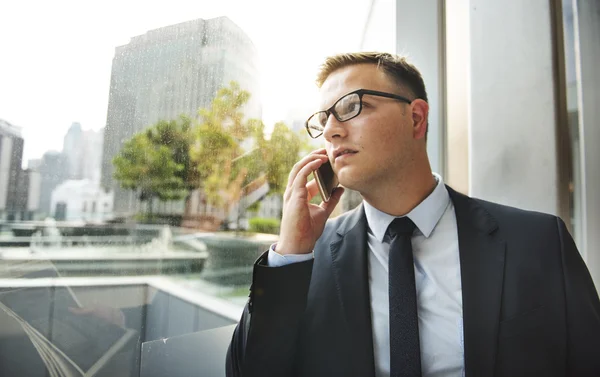 Empresário falando ao telefone — Fotografia de Stock