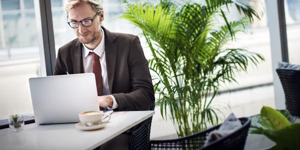 Empresario trabajando con portátil — Foto de Stock