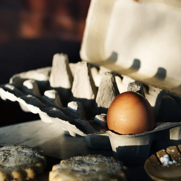 Un huevo en caja sobre la mesa — Foto de Stock