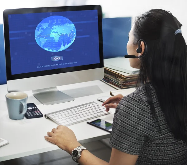 Geschäftsfrau arbeitet am Computer mit globaler — Stockfoto