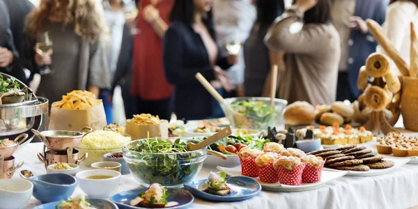 Diversidade pessoas comer comida de recepção — Fotografia de Stock