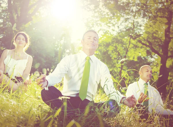 Üzletemberek a szabadban meditáció — Stock Fotó