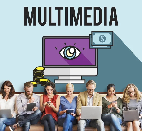 Persone si siedono con dispositivi e Multimedia — Foto Stock