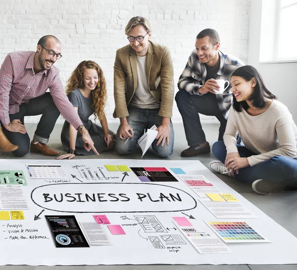 Designers que trabalham com cartaz e plano de negócios — Fotografia de Stock