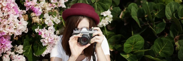 Hipster girl with camera — Stock Photo, Image