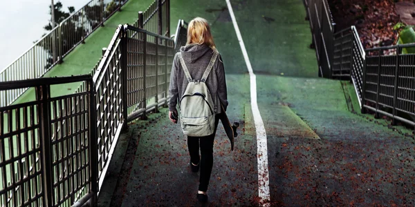 Junge Frau mit Skateboard — Stockfoto