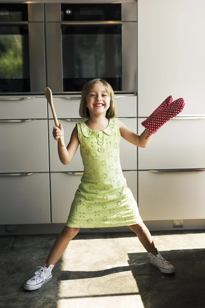 Menina fazendo Cookie — Fotografia de Stock