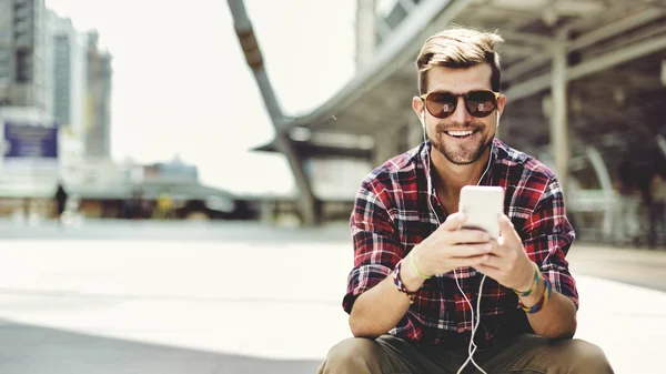 Homem com telefone inteligente nas mãos — Fotografia de Stock