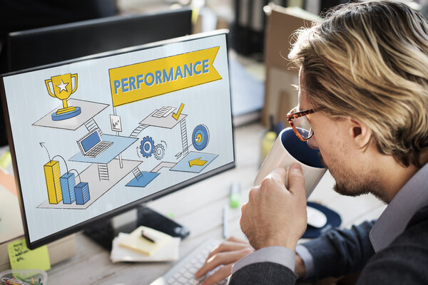 бизнесмен, работающий с компьютером
